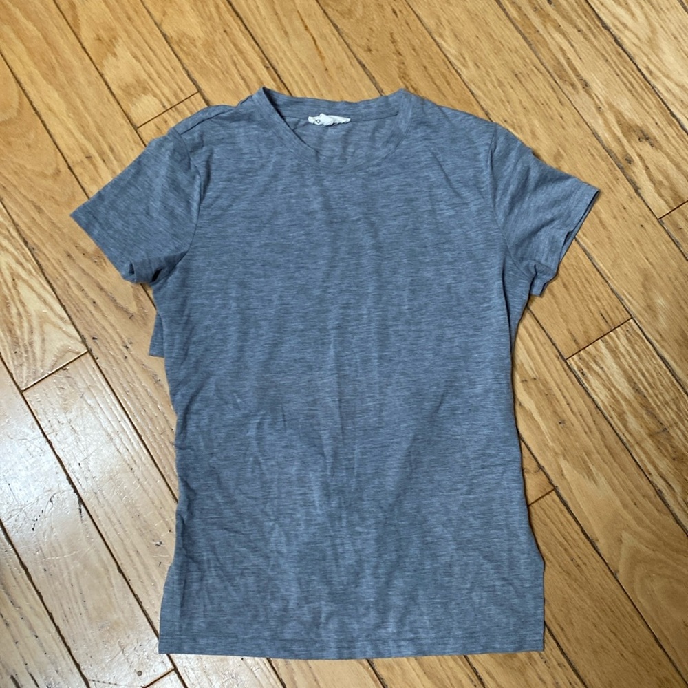 Grey tshirt cropped in the back with bow longer in front